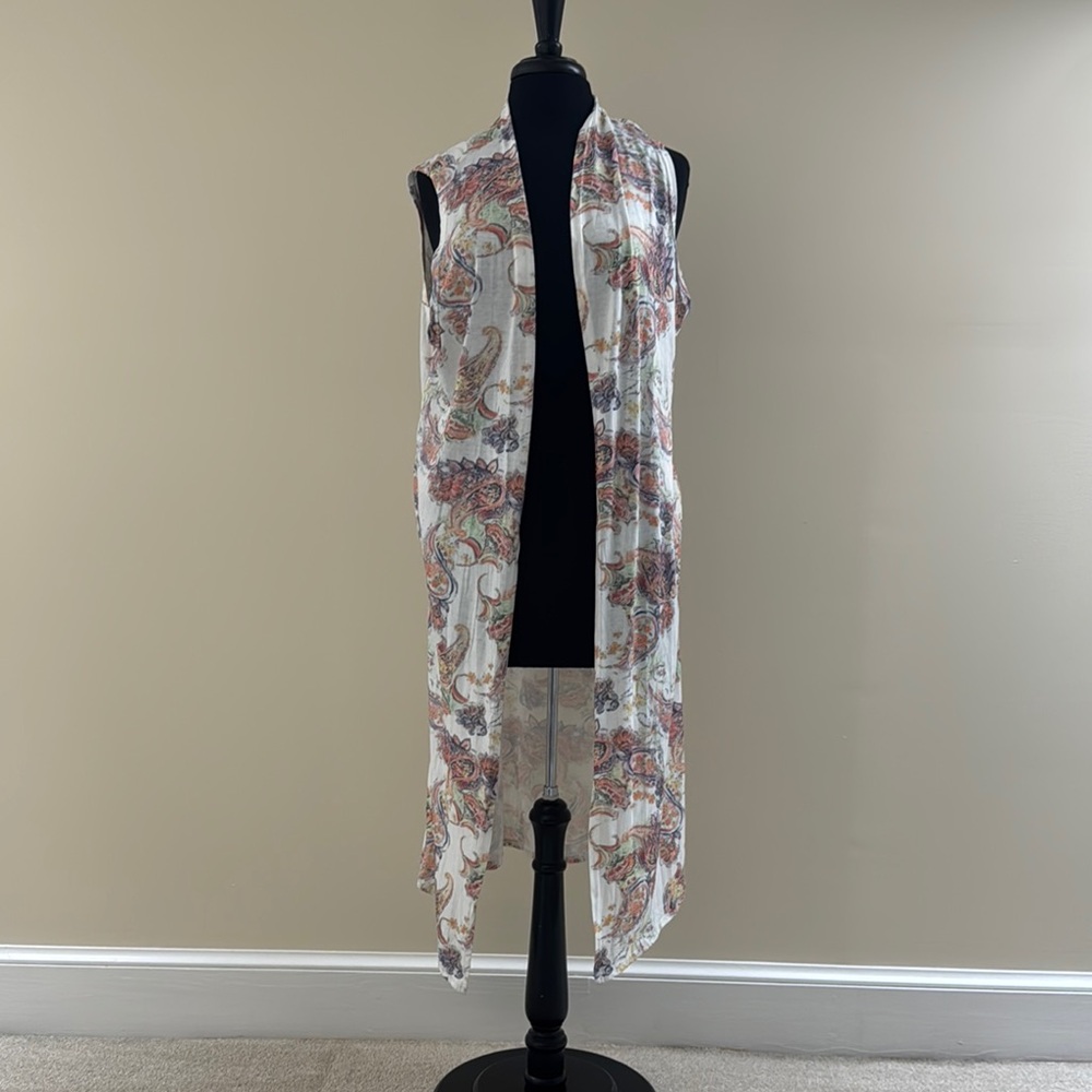 Boutique Sleeveless Duster Vest with Elegant Design and Side Seam Pockets NWT